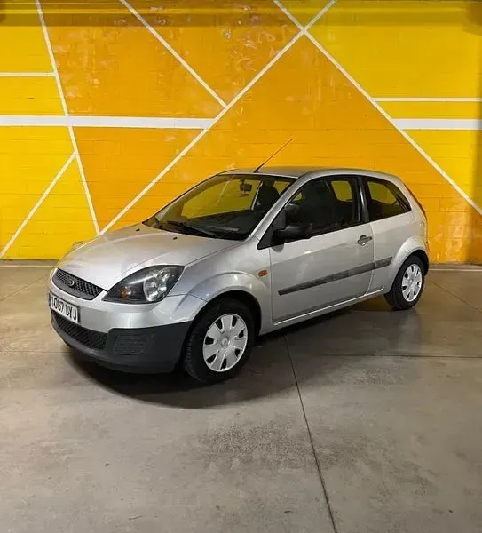 Usado Ford Fiesta Ambiente 68 CV (50 kW) 2006 Gris / plata Utilitario