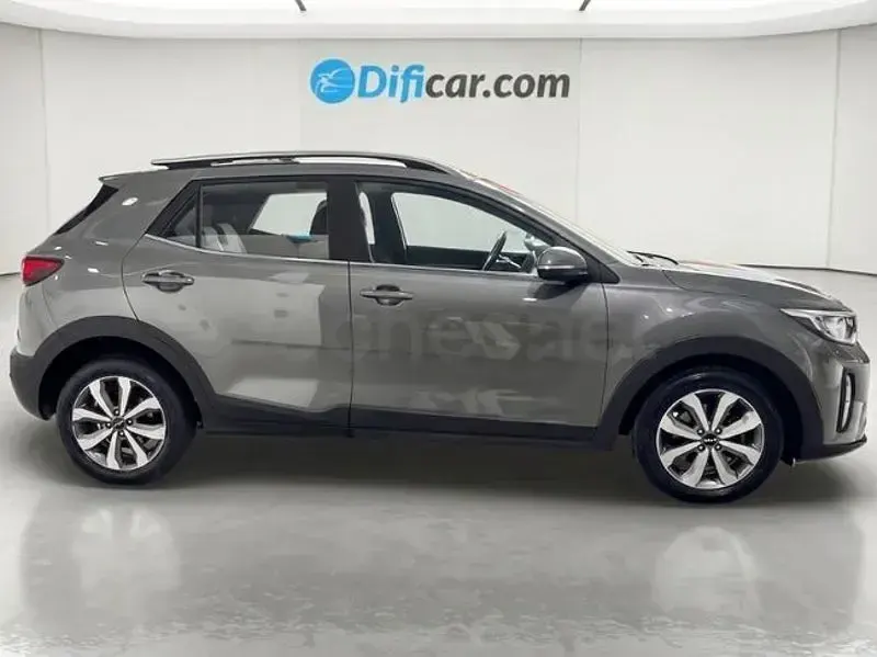 Usado Kia Stonic 120 CV (88 kW) 2023 Gris / plata SUV