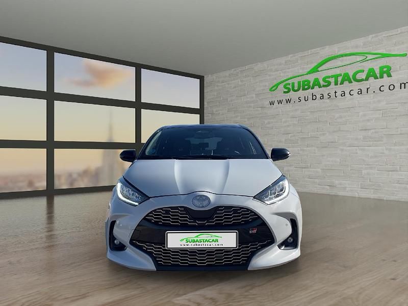 Usado Toyota Yaris Hybrid Plus 130 CV (95 kW) 2024 Gris metalizado