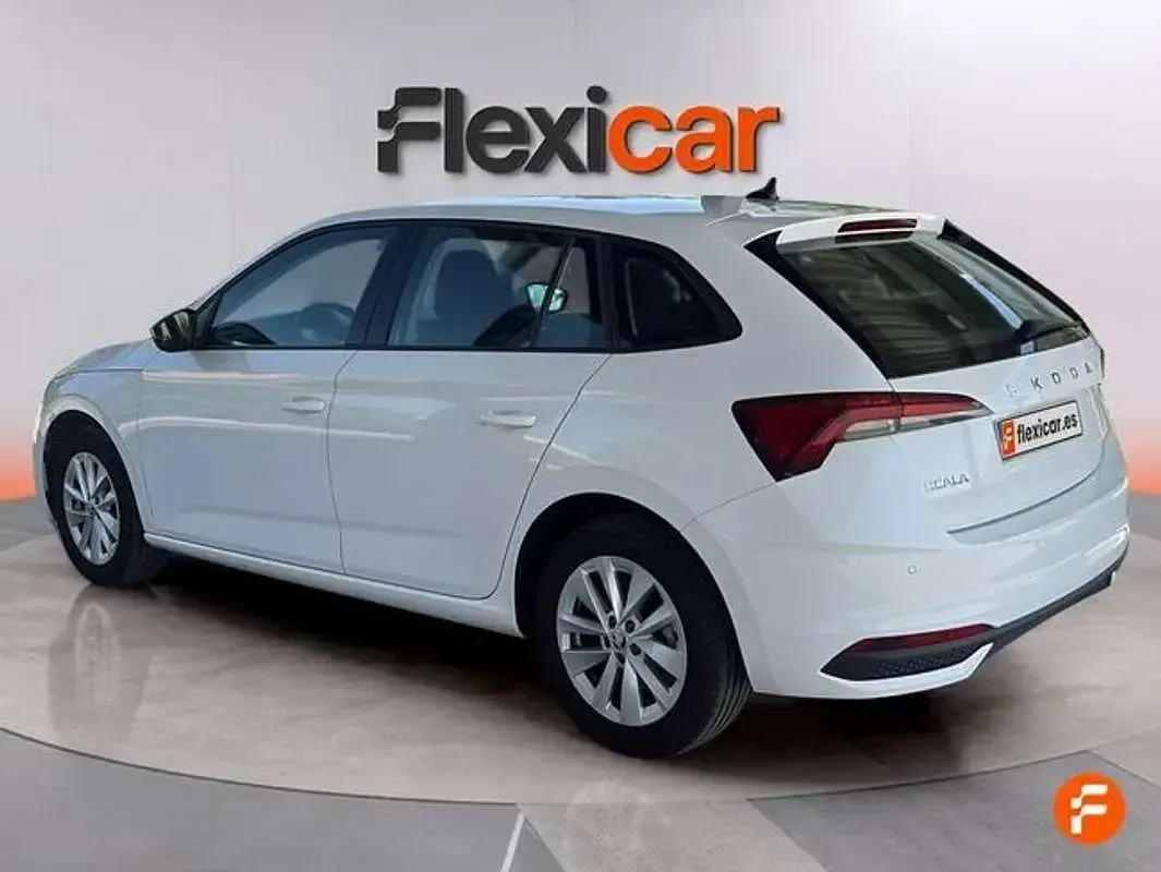 Usado Skoda Scala Essence 95 CV (69 kW) 2024 Blanco Utilitario