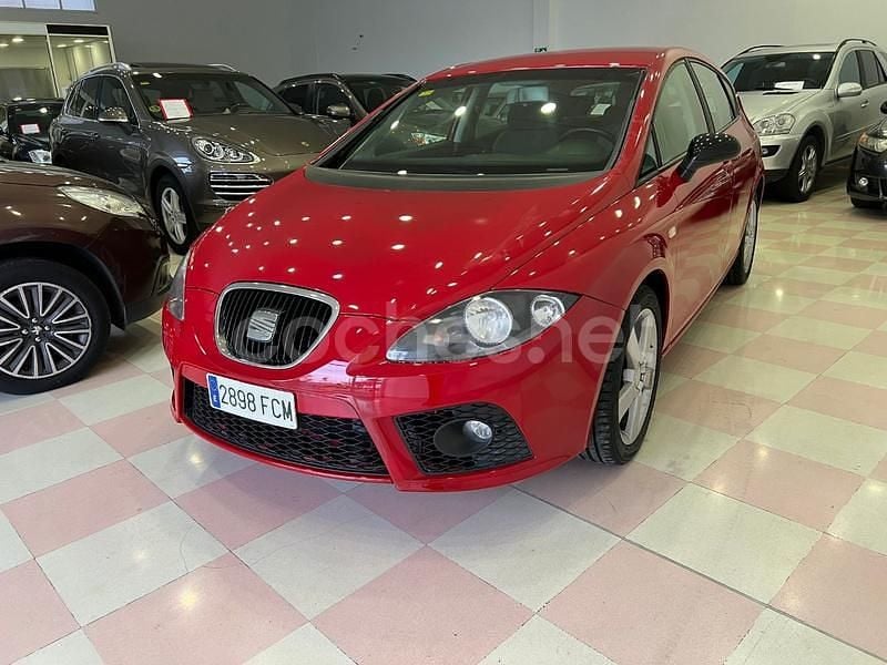 Usado Seat Leon Stylance 105 CV (77 kW) 2006 Granate Berlina