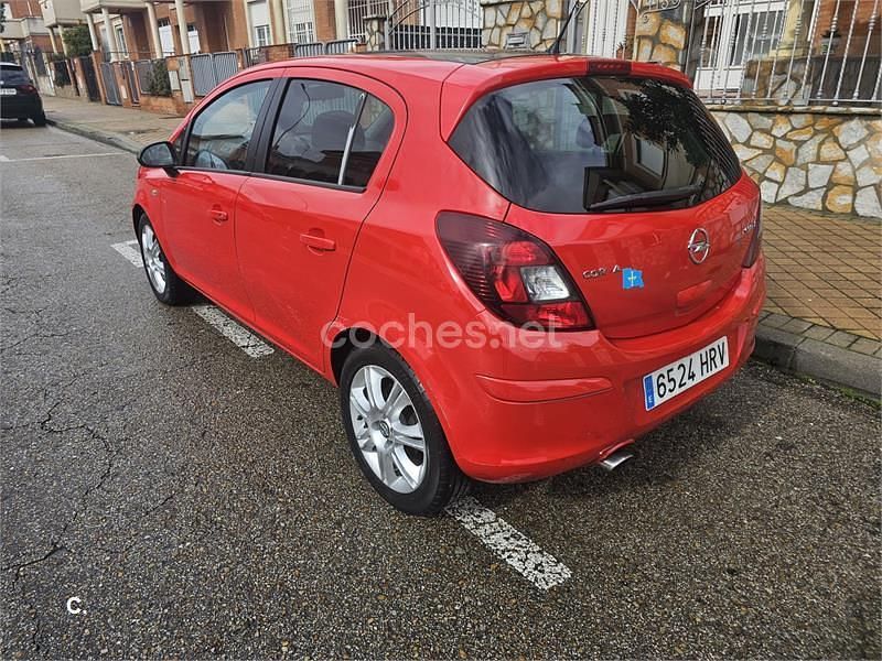 Usado Opel Corsa Color Edition 95 CV (69 kW) 2013 Rojo Utilitario
