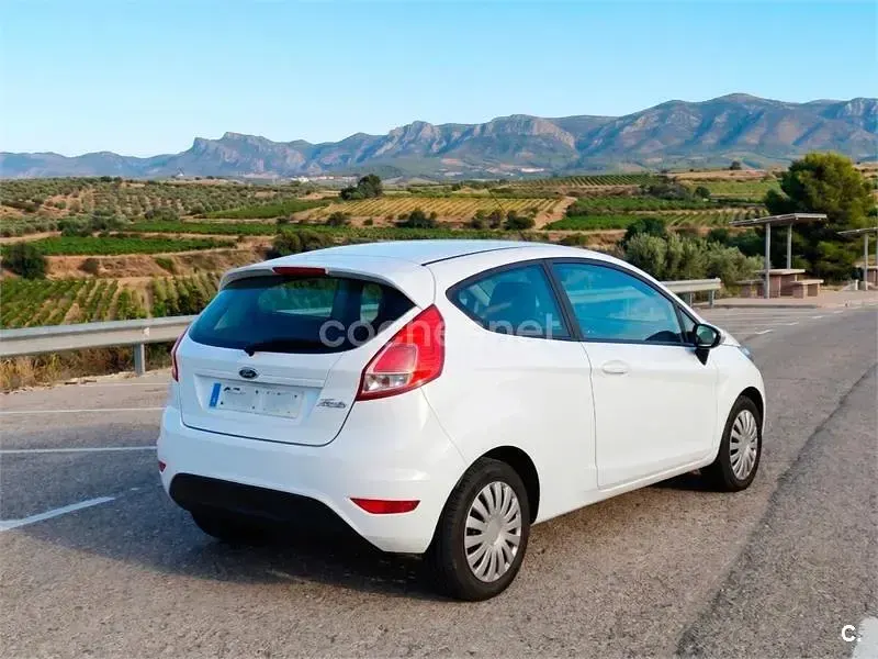 Usado Ford Fiesta Trend 75 CV (55 kW) 2013 Blanco Berlina