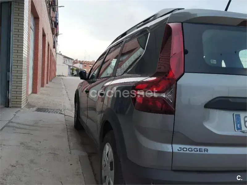 Usado Dacia Jogger Essentiel 100 CV (73 kW) 2024 Gris / plata Monovolumen