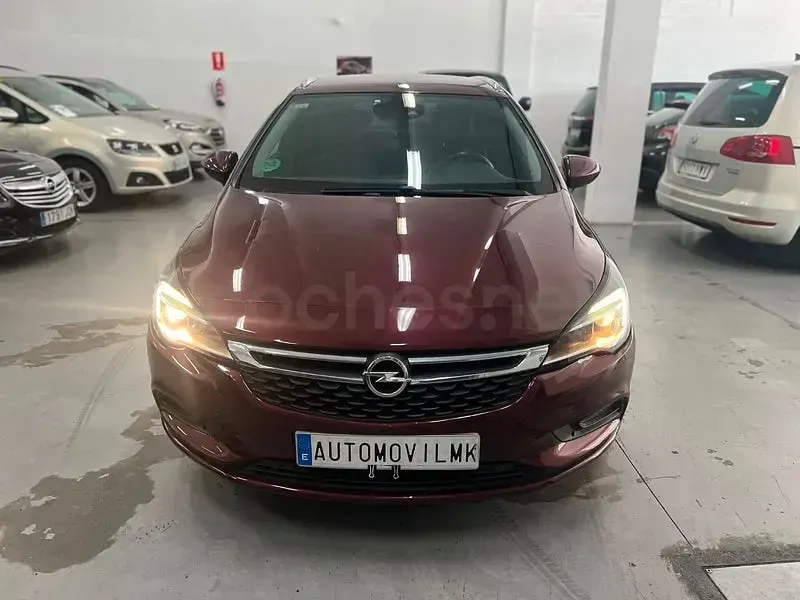 Usado Opel Astra Excellence 136 CV (100 kW) 2018 Granate Familiar