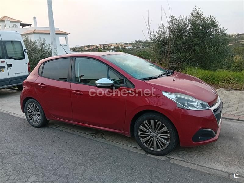 Usado Peugeot 208 Style 82 CV (60 kW) 2017 Granate Utilitario