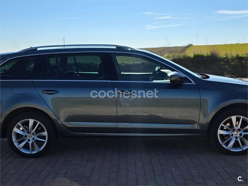 Usado Skoda Octavia 150 CV (110 kW) 2019 Gris / plata Familiar