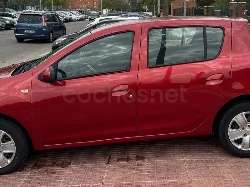 Używany Dacia Sandero Lauréate 90 KM (66 kW) 2013 Czerwony Sedan/Limuzyna