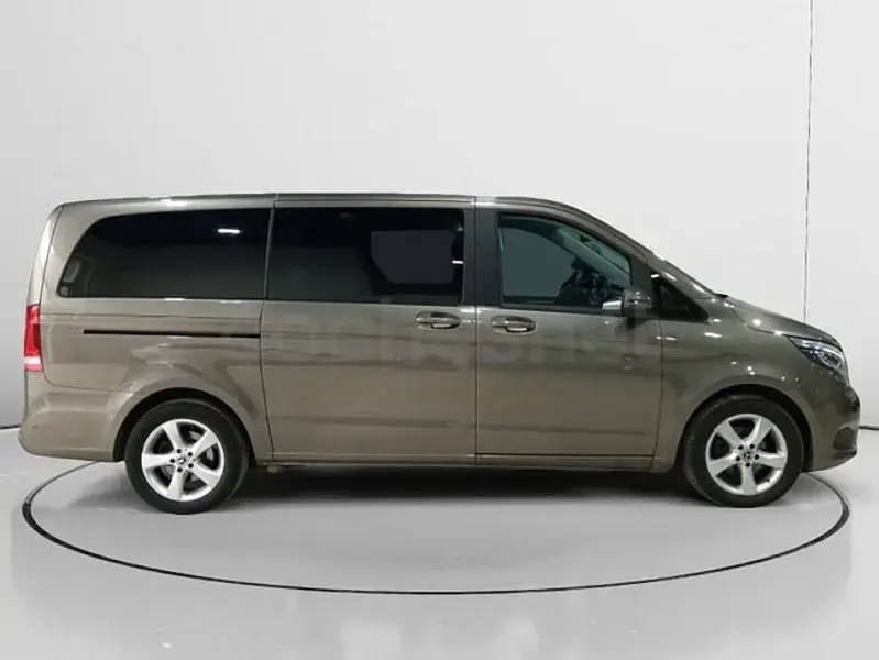 Usado Mercedes V220 163 CV (119 kW) 2018 Gris / plata Monovolumen
