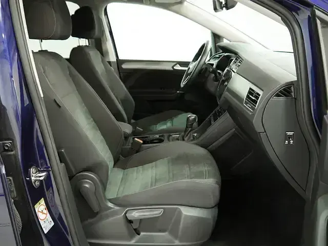 Usado VW Touran 150 CV (110 kW) 2025 Azul Monovolumen