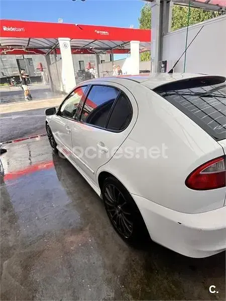 Usado Seat Leon Sport 110 CV (80 kW) 2001 Blanco Utilitario