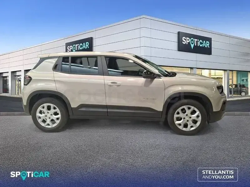 Usado Jeep Avenger Altitude 100 CV (73 kW) 2025 Gris / plata SUV