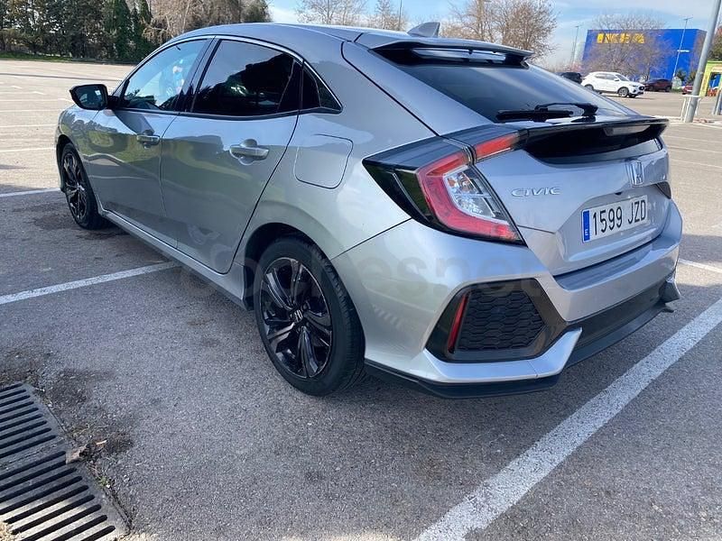Usado Honda Civic Elegance 129 CV (94 kW) 2017 Gris / plata Berlina