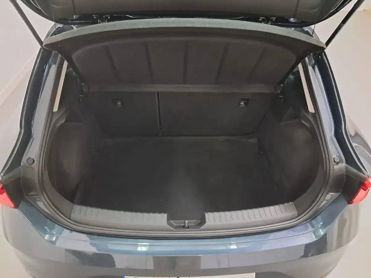 Usado Seat Leon Style 110 CV (80 kW) 2024 Gris