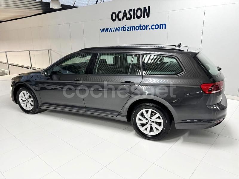 Usado VW Passat 122 CV (89 kW) 2021 Gris / plata Familiar