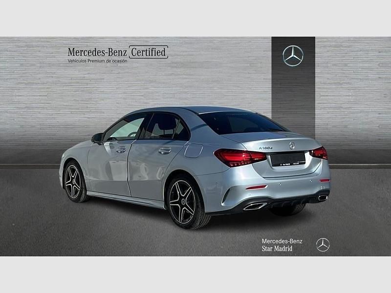 Usado Mercedes A180 AMG line 116 CV (85 kW) 2025 Plata hightech (metalizado) Utilitario