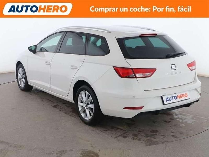 Usado Seat Leon Style 150 CV (110 kW) 2020 Blanco Familiar