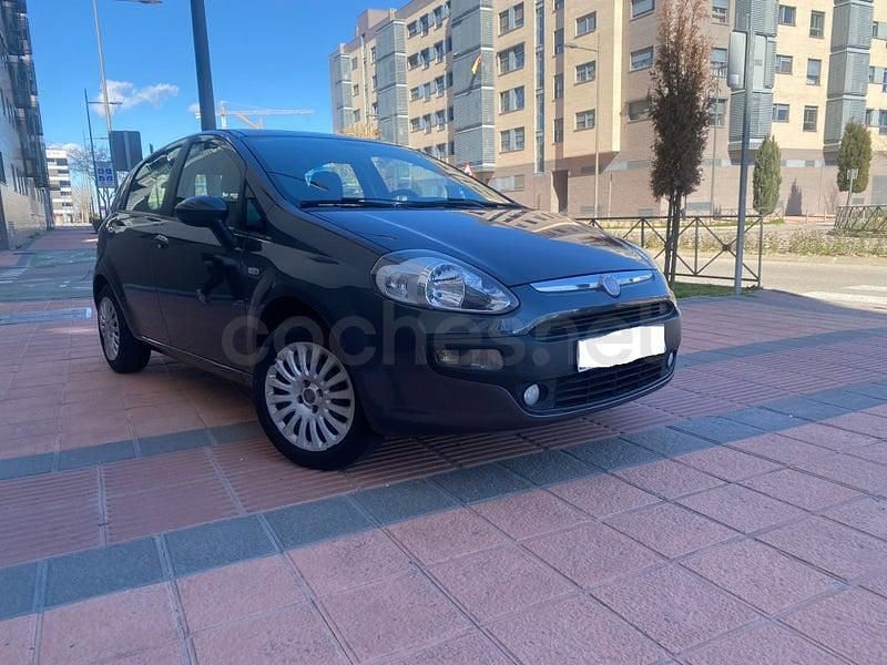 Usado Fiat Punto Dynamic 95 CV (69 kW) 2010 Gris Utilitario