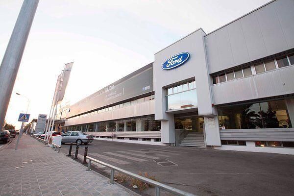 Usado Ford Tourneo Titanium 150 CV (110 kW) 2025 Gris Monovolumen