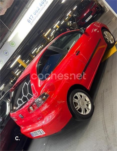Usado Seat Ibiza Stella 75 CV (55 kW) 2002 Rojo Berlina