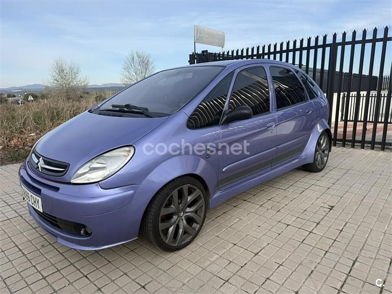 Usado Citroën Xsara Picasso Exclusive 95 CV (69 kW) 2004 Violeta / lila Monovolumen