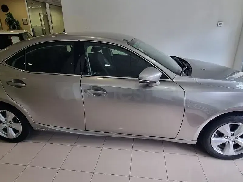 Usado Lexus IS300h Executive Line 223 CV (164 kW) 2018 Gris / plata Berlina