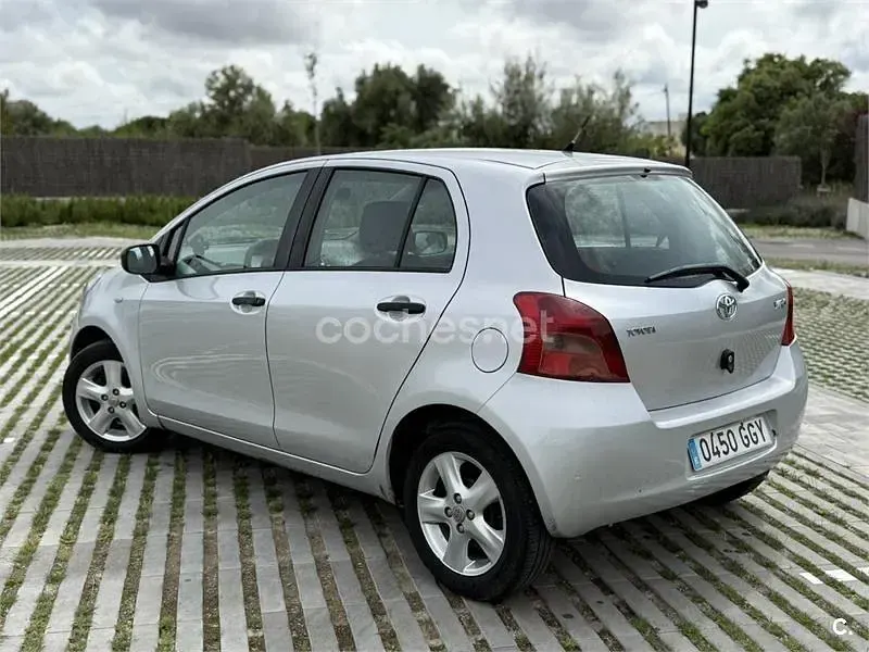 Usado Toyota Yaris 87 CV (63 kW) 2008 Gris / plata Utilitario