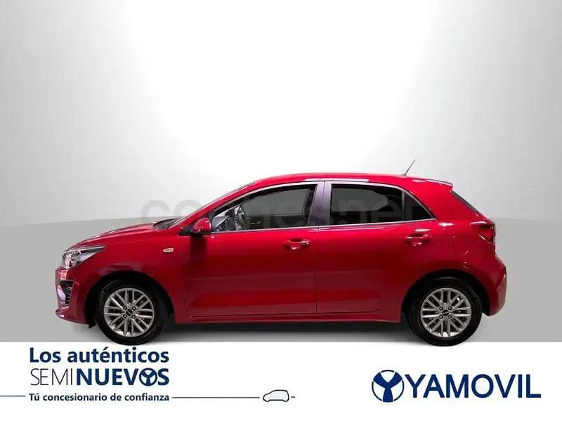 Usado Kia Rio 84 CV (61 kW) 2022 Rojo Berlina