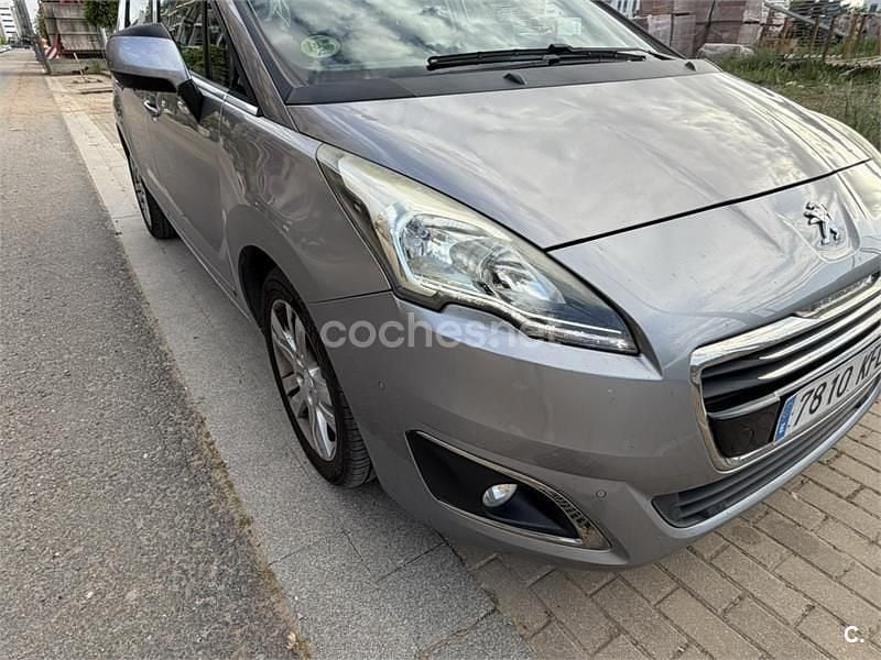 Usado Peugeot 5008 Style 115 HP (84 kW) 2014 Cinzento Monovolume