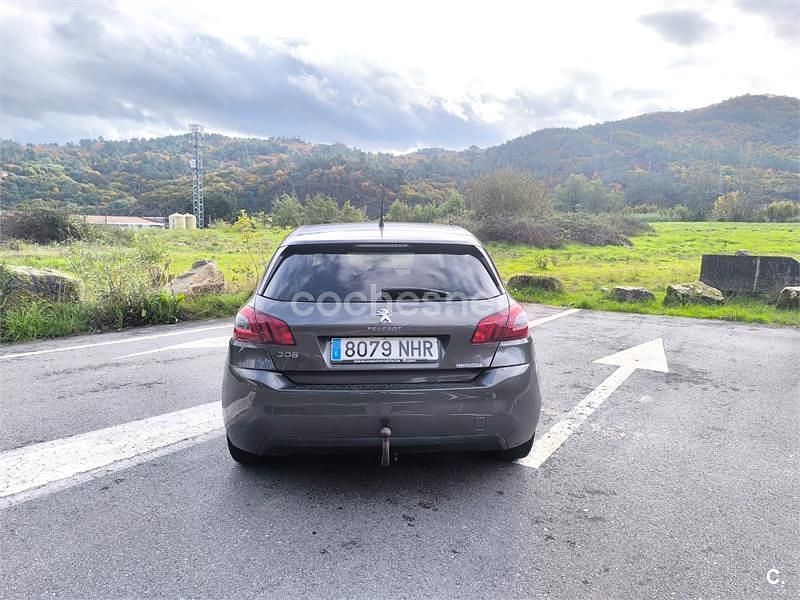 Usado Peugeot 308 Allure 130 CV (95 kW) 2018 Gris / plata Berlina