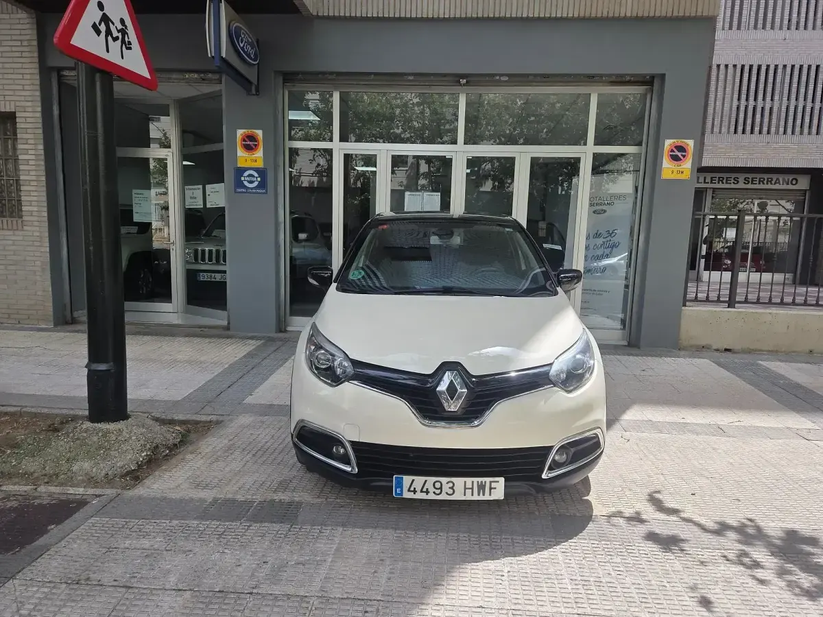 Usado Renault Captur Zen 120 CV (88 kW) 2014 Beige SUV