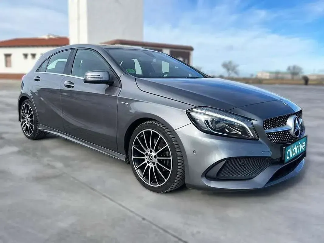 Usado Mercedes A180 136 CV (100 kW) 2018 Gris Utilitario