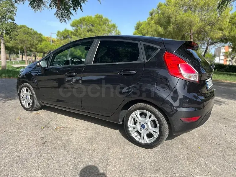 Usado Ford Fiesta Trend 100 CV (73 kW) 2014 Negro Utilitario
