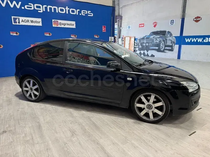 Usado Ford Focus Titanium 136 CV (100 kW) 2005 Negro Berlina