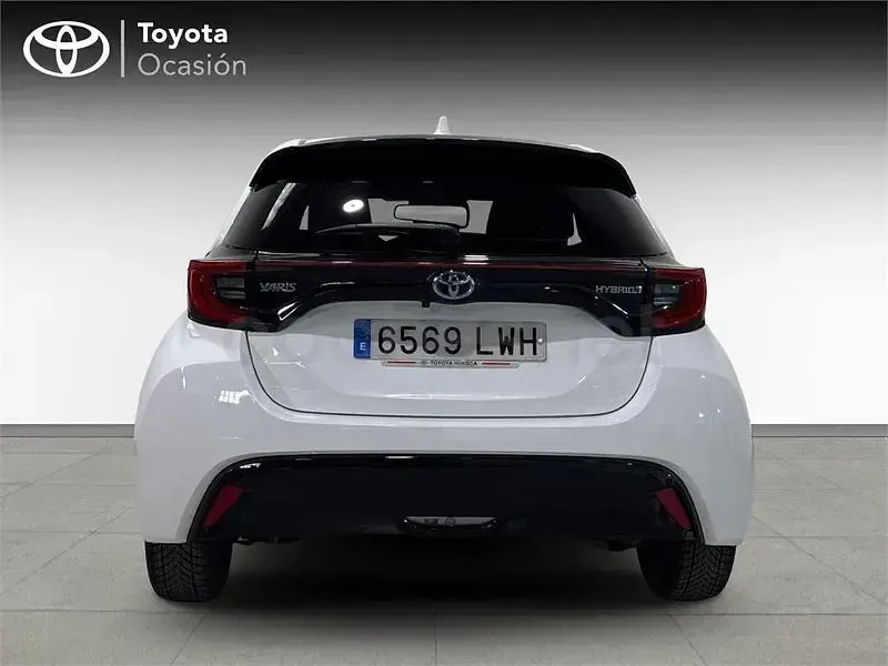 Używany Toyota Yaris Hybrid Style 116 KM (85 kW) 2022 Biały Sedan/Limuzyna
