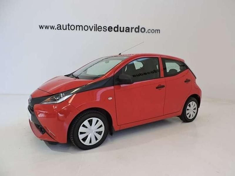 Usado Toyota Aygo X-play 72 CV (52 kW) 2017 Rojo Utilitario