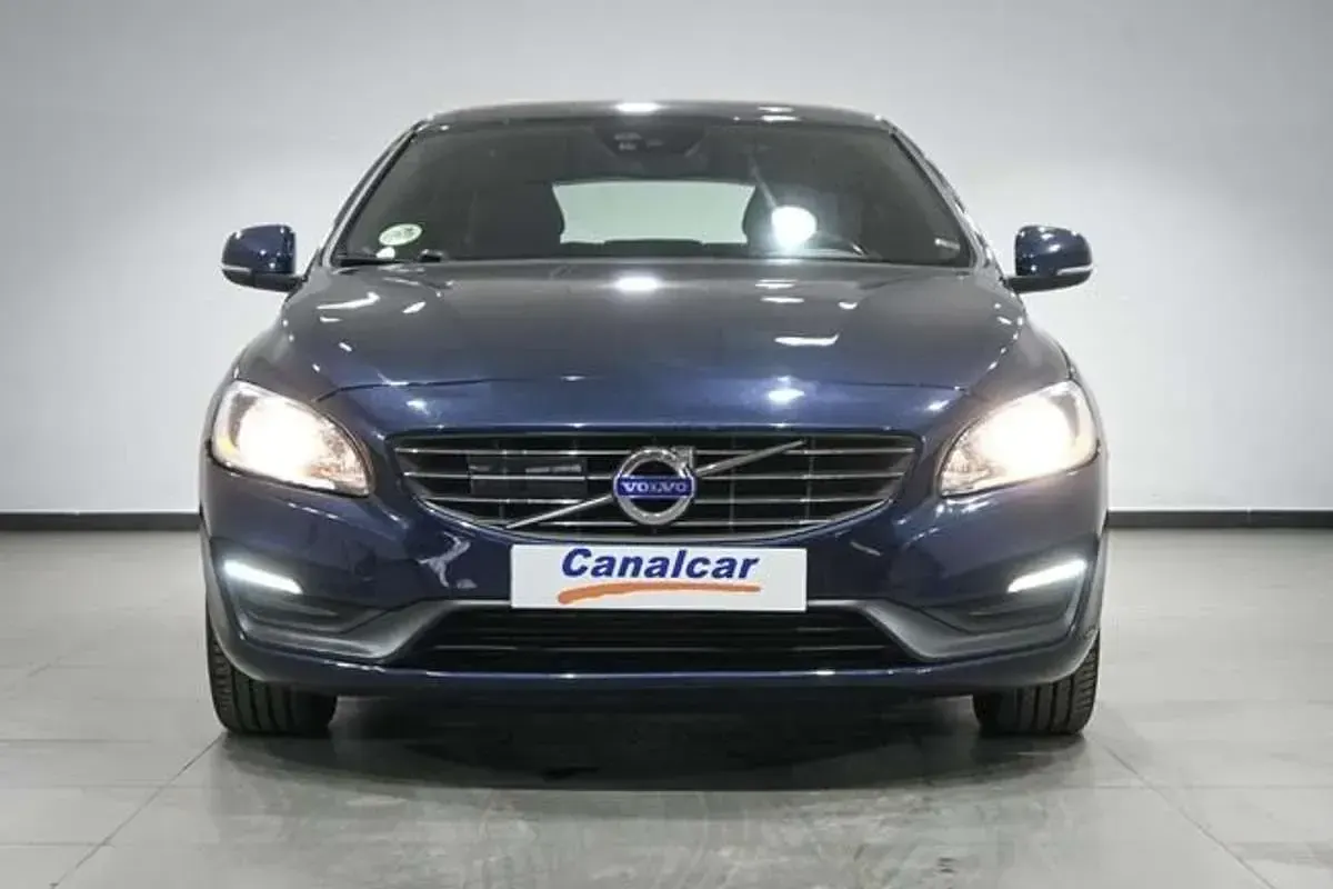Usado Volvo V60 Kinetic 136 CV (100 kW) 2014 Azul Familiar