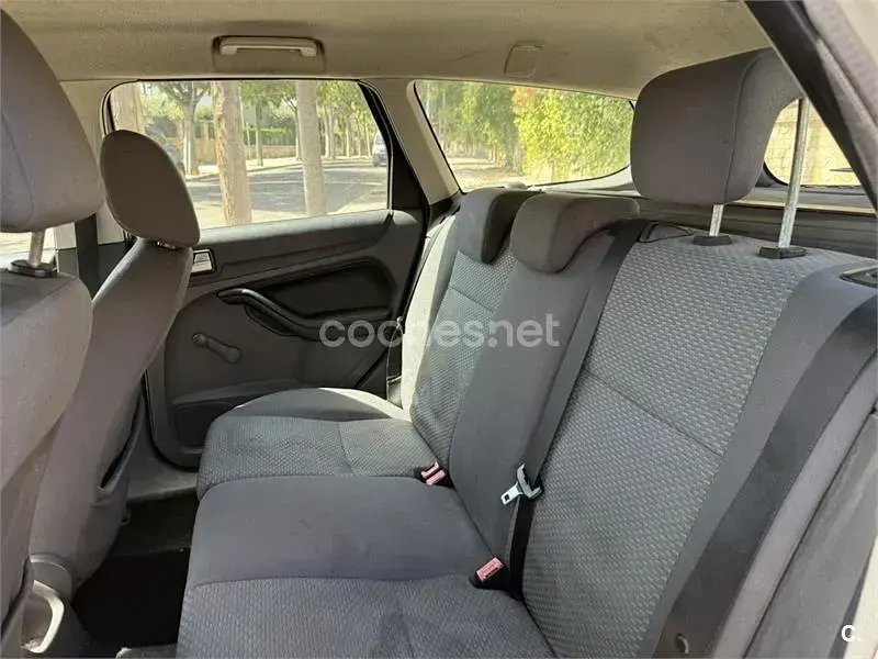 Usado Ford Focus Trend 90 CV (66 kW) 2005 Gris / plata Familiar