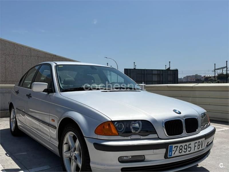 Gris / plata Usado 2000 BMW 318 Comfort Edition Berlina | 4500 € - Imagen 1/4