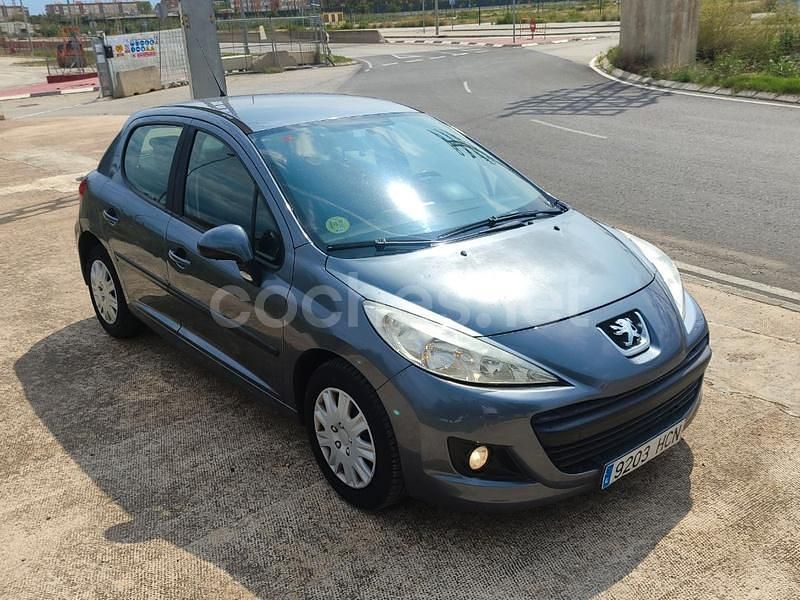 Usado Peugeot 207 70 CV (51 kW) 2011 Gris / plata Berlina