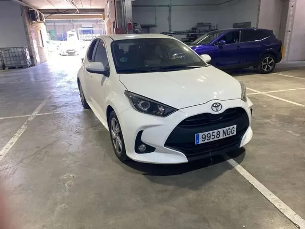 Usado Toyota Yaris Active 116 CV (85 kW) 2025 Blanco Utilitario