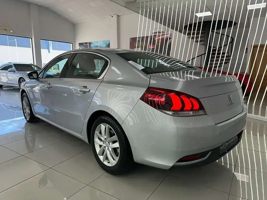 Usado Peugeot 508 Active 120 CV (88 kW) 2017 Gris Berlina