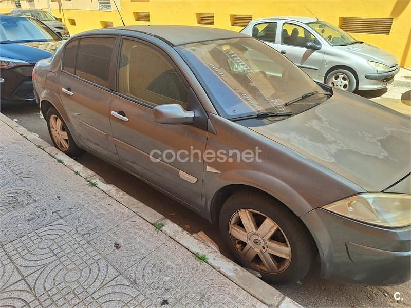 Verde Usado 2004 Renault Mégane II Dynamique Berlina | 2300 € (Buen precio) - Imagen 1/4