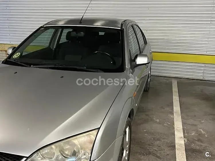 Usado Ford Mondeo Trend 125 CV (91 kW) 2002 Gris / plata Berlina