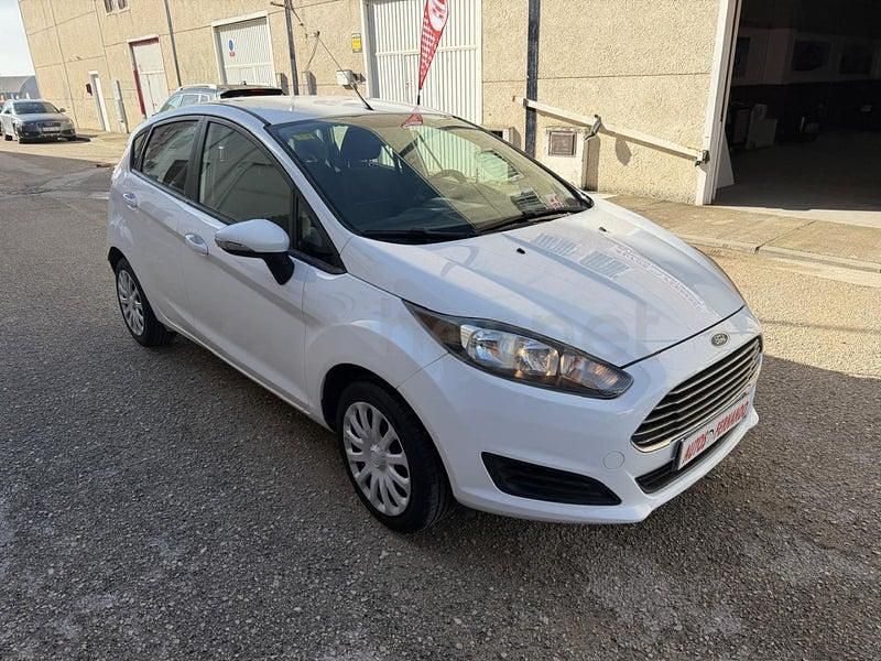 Usado Ford Fiesta Trend 60 CV (44 kW) 2015 Blanco Berlina