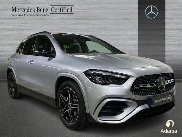 Usado Mercedes GLA200 AMG line 150 CV (110 kW) 2025 Plata hightech SUV