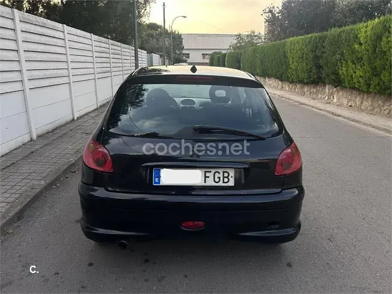 Usado Peugeot 206 70 CV (51 kW) 2006 Negro Berlina