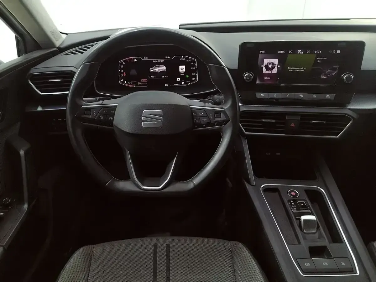 Usado Seat Leon Style 110 CV (80 kW) 2021 Blanco Berlina
