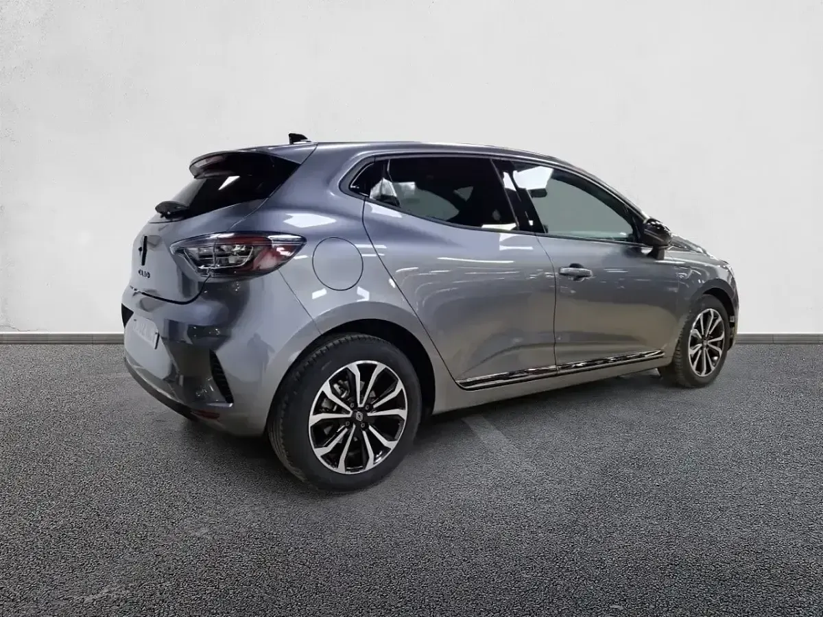 Usado Renault Clio Techno 90 CV (66 kW) 2025 Gris Utilitario