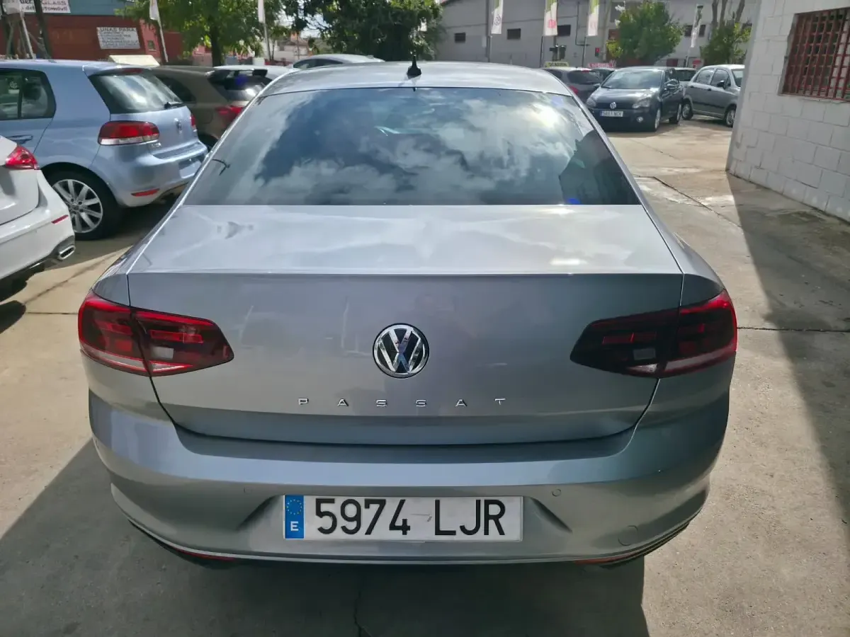 Usado VW Passat 150 CV (110 kW) 2020 Gris Berlina